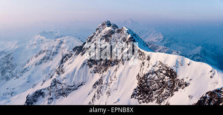 Ora blu al di sopra della regione di Allgäu Alpi con picco del Rauhorn, Tannheimer Tal valley, Tirolo, Austria Foto Stock