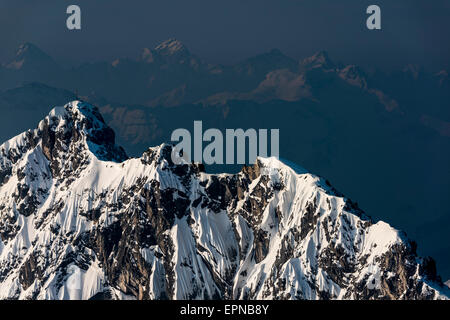 Ora blu al di sopra della regione di Allgäu Alpi con picco del Rauhorn, Tannheimer Tal valley, Tirolo, Austria Foto Stock