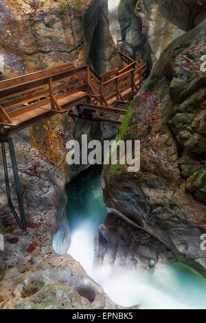 Il Boardwalk nella gola Seisenberg con flusso Weißbach, vicino Lofer, Zell am See District, Stato di Salisburgo, Austria Foto Stock