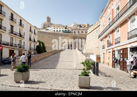 Vecchie mura della città e il gateway per la parte vecchia della città di Ibiza, sull'isola di Ibiza. Foto Stock