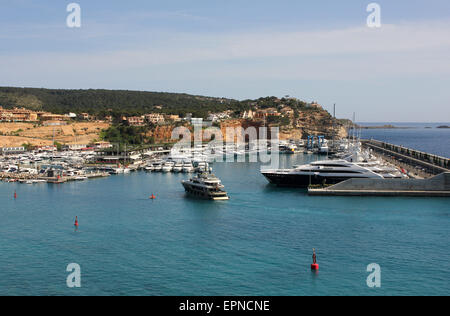 Luxury Mallorca - Superyacht / Motor Yacht "Trident" ( 65 mtr Feadship) entrando a Marina - Superyacht in Port Adriano Foto Stock