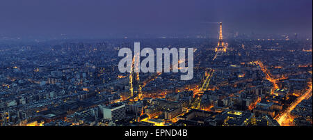 Antenna vista panoramica di Parigi di notte dalla Tour Montparnasse Foto Stock