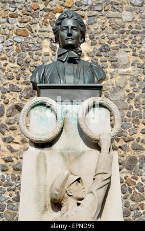 Norwich, Norfolk, Inghilterra. Monumento a Edith Cavell (di Henry Pegram; 1920) a Tombland, oltre a Gate Erpingham Foto Stock