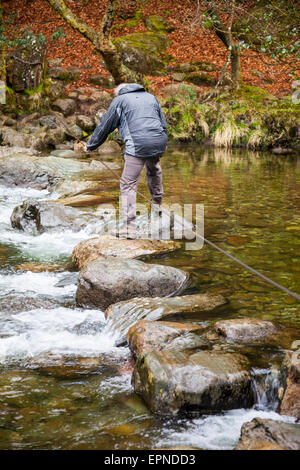 Walker utilizzando la guida di acciaio e pietre miliari a volubili passi in Dunnerdale, vicino a Seathwaite, Lake District, Cumbria Foto Stock