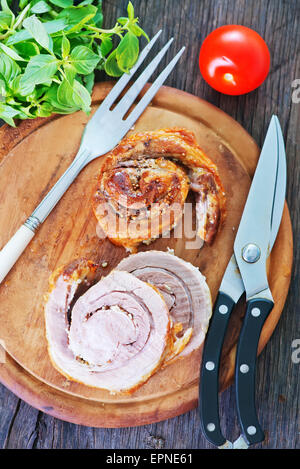 Carni cotte al forno con spice sul pannello di legno Foto Stock