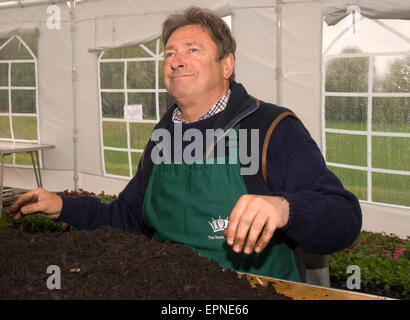 TV celebrità giardiniere Alan Titchmarsh a una crescita annuale per questo evento che ha lo scopo di educare i ragazzi circa la natura e il giardinaggio, Hindhead, Surrey, Regno Unito. Foto Stock