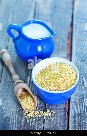 Il miglio di porridge nel recipiente e su un tavolo Foto Stock