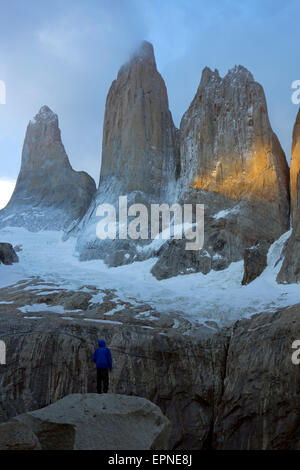 L'uomo contemplando il tramonto sull'Torres del Paine. Parco Nazionale di Torres del Paine. La Patagonia. Cile Foto Stock