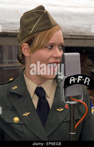 Elemento femmina della Glenn Miller Tribute Band effettuando in corrispondenza di un paese in guerra evento (WW2), Vita Rurale Centro, Tilford, Surrey, Regno Unito. Foto Stock