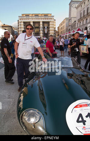 I concorrenti in Piazza Vittoria per l'inizio del classico italiano di corsa su strada la Mille Miglia da Brescia a Roma e di nuovo indietro la copertura 1000 miglia. 14.05.2015 Foto Stock