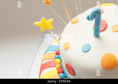 Divertente torta di compleanno con il numero uno sulla parte superiore, dolce decorazione colorata. Foto Stock