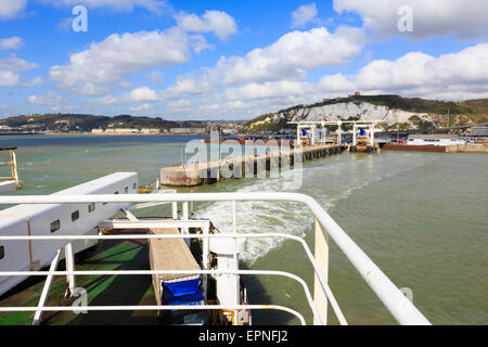 P&O traghetto per auto di lasciare il porto inglese di Dover, in rotta verso Calais, Francia. Foto Stock