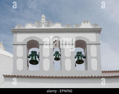 Tre campane di rame nella torre dell orologio dalla chiesa cattolica di loule Foto Stock