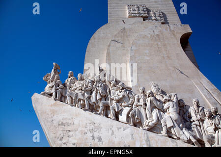 Monumento Padrão dos Descobrimentos sul fiume Tago Promenade di Belem, Lisbona - Portogallo Foto Stock