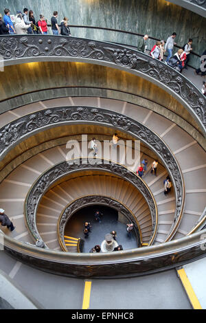 Scala del Bramante. Musei Vaticani. Progettato da Giuseppe Momo, 1932, ispirato da una scalinata a spirale progettato da Donato Bramante. Foto Stock