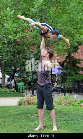 Vestibilità atletica giovane fare acro esercizi yoga in Washington Square Park di New York City Foto Stock