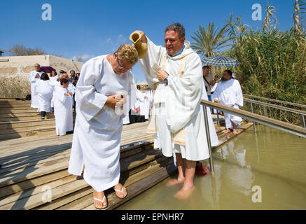 YERICHO, Israele - 15 OTT 2014: una donna cristiana viene battezzato da acqua durante un battesimo rituale Al Qasr el Yahud vicino Yeric Foto Stock