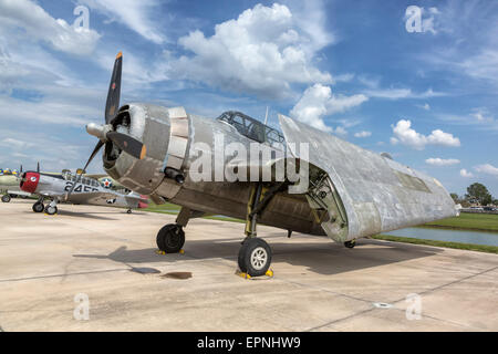 Grumman TBM Avenger vettore aereo della US Navy con le ali ripiegate Foto Stock