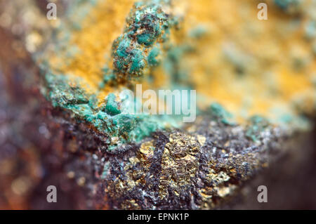 La malachite è un carbonato di rame Idrossido, minerale con la formula Cu2CO3(OH)2. Verde minerale nastrati cristallizza nella monocl Foto Stock