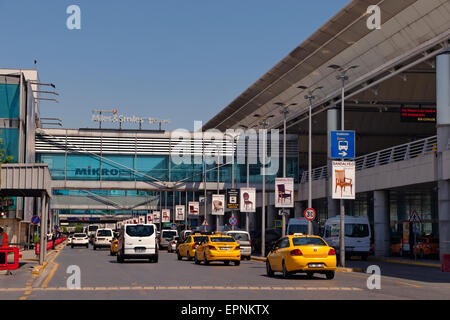 Terminal Internazionale dell'aeroporto Istanbul Ataturk, Turchia. Foto Stock