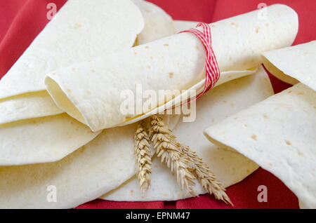 Svuotare tortillas legate con un nastro su un tavolo Foto Stock