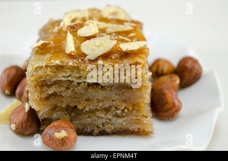 Il Baklava con le nocciole su una piastra da vicino Foto Stock