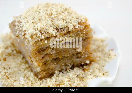 Il Baklava con noci grattugiato su una piastra da vicino Foto Stock