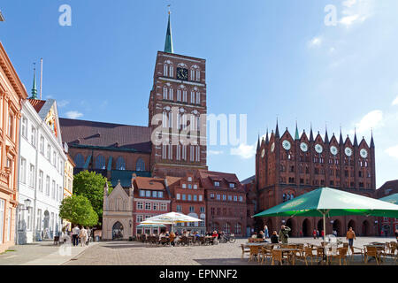 Chiesa di San Nicola e il municipio, il vecchio mercato, Stralsund, Meclemburgo-Pomerania Occidentale, Germania Foto Stock
