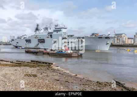 Oceano HMS Royal Navy elicottero nave portante a Greenwich a Londra sul fiume Tamigi per le celebrazioni di VE Foto Stock
