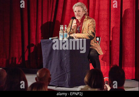 Amburgo, Germania. 19 Maggio, 2015. TV presentatore Thomas Gottschalk legge dalla sua autobiografia "Herbstblond' ad Amburgo, Germania, 19 maggio 2015. Gottschalk ha celebrato il suo sessantacinquesimo compleanno il 18 maggio 2015. Foto: GEORG WENDT/dpa/Alamy Live News Foto Stock