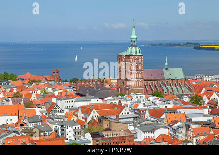 Vista panoramica dalla torre della chiesa di St Mary, Stralsund, Meclemburgo-Pomerania Occidentale, Germania Foto Stock