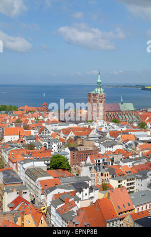 Vista panoramica dalla torre della chiesa di St Mary, Stralsund, Meclemburgo-Pomerania Occidentale, Germania Foto Stock