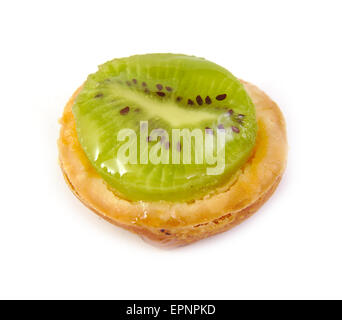 Piccolo kiwi tart su sfondo bianco Foto Stock