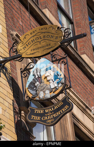 Il Tricheco Il falegname pub segno a monumento Street, Londra nel maggio Foto Stock