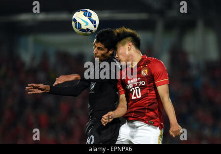 (150520) -- SEONGNAM, 20 maggio 2015 (Xinhua) -- Yu Hanchao (R) della Cina in Guangzhou EverGrand vies la sfera durante il 2015 AFC Champions League match tra cinese di Guangzhou EverGrand e della Corea del Sud Seongnam Ilwha Chunma FC in Seongnam, Corea del Sud, il 20 maggio 2015. Seongnam Ilwha Chunma FC ha vinto 2-1. (Xinhua/Liu Dawei) Foto Stock