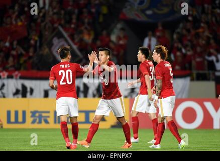 (150520) -- SEONGNAM, 20 maggio 2015 (Xinhua) -- Huang Bowen (2 L) della Cina in Guangzhou EverGrand festeggia con la sua squadra per il suo obiettivo durante il 2015 AFC Champions League match tra cinese di Guangzhou EverGrand e della Corea del Sud Seongnam Ilwha Chunma FC in Seongnam, Corea del Sud, il 20 maggio 2015. Seongnam Ilwha Chunma FC ha vinto 2-1. (Xinhua/Liu Dawei) Foto Stock