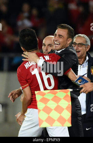 (150520) -- SEONGNAM, 20 maggio 2015 (Xinhua) -- Huang Bowen (L) della Cina in Guangzhou EverGrand celebra con il suo allenatore Fabio Cannavaro (seconda R) per il suo obiettivo durante il 2015 AFC Champions League match tra cinese di Guangzhou EverGrand e della Corea del Sud Seongnam Ilwha Chunma FC in Seongnam, Corea del Sud, il 20 maggio 2015. Seongnam Ilwha Chunma FC ha vinto 2-1. (Xinhua/Liu Dawei) Foto Stock