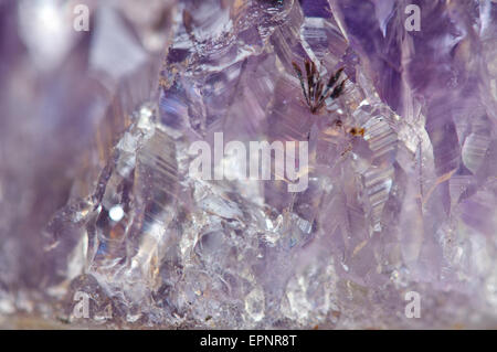 L'ametista è violetto varietà di quarzo spesso usato in gioielleria ha la formula chimica, biossido di silicio, SiO2. Macro. Bella Foto Stock