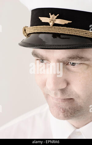 Ritratto di uomo in cappello pilota guardando lontano. Foto Stock