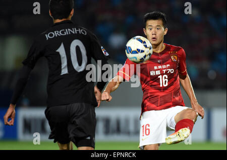 (150520) -- SEONGNAM, 20 maggio 2015 (Xinhua) -- Huang Bowen (R) della Cina in Guangzhou EverGrand vies la sfera durante il 2015 AFC Champions League match tra cinese di Guangzhou EverGrand e della Corea del Sud Seongnam Ilwha Chunma FC in Seongnam, Corea del Sud, il 20 maggio 2015. Seongnam Ilwha Chunma FC ha vinto 2-1. (Xinhua/Liu Dawei) Foto Stock