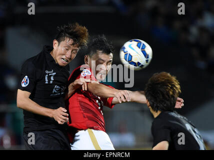 (150520) -- SEONGNAM, 20 maggio 2015 (Xinhua) -- Gao Lin (C) della Cina in Guangzhou EverGrand vies la sfera durante il 2015 AFC Champions League match tra cinese di Guangzhou EverGrand e della Corea del Sud Seongnam Ilwha Chunma FC in Seongnam, Corea del Sud, il 20 maggio 2015. Seongnam Ilwha Chunma FC ha vinto 2-1. (Xinhua/Liu Dawei) Foto Stock