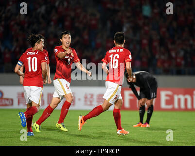 (150520) -- SEONGNAM, 20 maggio 2015 (Xinhua) -- Huang Bowen (2R) di cinese di Guangzhou EverGrand festeggia con la sua squadra per il suo obiettivo durante il 2015 AFC Champions League match tra cinese di Guangzhou EverGrand e della Corea del Sud Seongnam Ilwha Chunma FC in Seongnam, Corea del Sud, il 20 maggio 2015. Seongnam Ilwha Chunma FC ha vinto 2-1. (Xinhua/Liu Dawei) Foto Stock