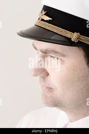 Ritratto di uomo in cappello pilota guardando lontano. Foto Stock