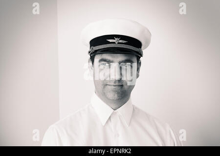 Ritratto di uomo in cappello pilota guardando lontano. Foto Stock