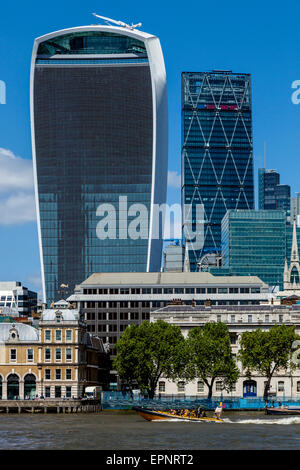 Una nervatura Thames Speedboat Experience e la City of London skyline di Londra, Inghilterra Foto Stock