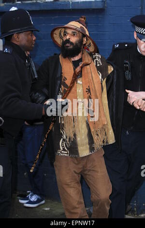 Un uomo è stato arrestato dalla polizia a banda Aiuto 30 la registrazione in studio per protestare circa l epidemia di Ebola in Africa con: atmosfera dove: Londra, Regno Unito quando: 15 Nov 2014 Credit: WENN.com Foto Stock