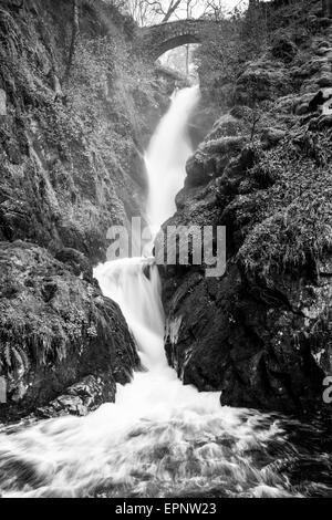 Aira Beck crolla su Aira Force, vicino a Ullswater, Lake District, Cumbria Foto Stock