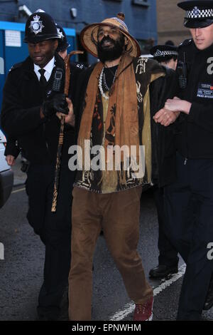Un uomo è stato arrestato dalla polizia a banda Aiuto 30 la registrazione in studio per protestare circa l epidemia di Ebola in Africa con: atmosfera dove: Londra, Regno Unito quando: 15 Nov 2014 Credit: WENN.com Foto Stock