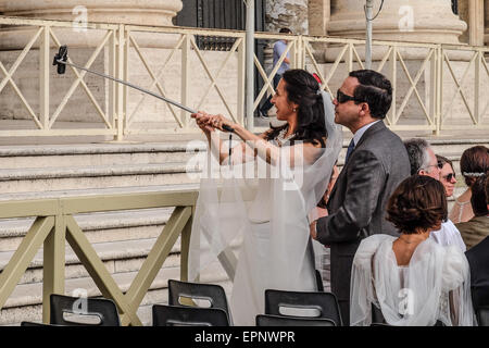 Città del Vaticano. Il 20 maggio 2015. Papa Francesco, Udienza generale del 20 maggio 2015 - Piazza San Pietro Credito: Davvero Facile Star/Alamy Live News Foto Stock