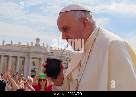 Città del Vaticano. Il 20 maggio 2015. Papa Francesco, Udienza generale del 20 maggio 2015 - Piazza San Pietro Credito: Davvero Facile Star/Alamy Live News Foto Stock